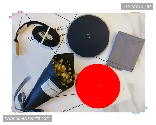 球员进球后从袜子里掏出化妆镜，补妆后被裁判出示黄牌“过度化妆”